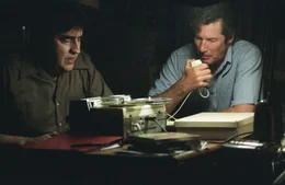 Immer tiefer verstricken sich Clifford Irving (Richard Gere, r.) und Dick Suskind (Alfred Molina, l.) ihn ihren L&uuml;gengeschichten. Sie schrecken sogar nicht davor zur&uuml;ck, Tonb&auml;nder zu f&auml;lschen ...