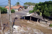 Der Tsunami hat in Maddampegama, Sri Lanka, Häuser direkt am Meer überflutet und alles zerstört, was ihm in die Quere kam. Der Tsunami hat in Maddampegama, Sri Lanka, Häuser direkt am Meer überflutet und alles zerstört, was ihm in die Quere kam.