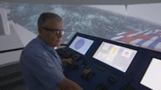 Kapitän Kim Milnes an der Steuerung des Schiffssimulators. (National Geographic/DSP) Kapitän Kim Milnes an der Steuerung des Schiffssimulators. (National Geographic/DSP)