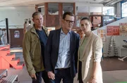 Finn (Sven Martinek, l.), Nina (Julia E. Lenska, r.) und Lars (Ingo Naujoks, M.) sehen sich den Tatort genau an. Kommt als T&auml;ter wirklich nur ein trainierter Boxer in Frage?