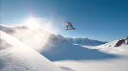 Travis Rice springt beim Snowboarden auf einem Berg in Alaska.