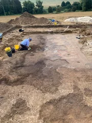 Ein Archäologe arbeitet an einer Ausgrabung.