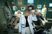 Dr. Ina Schulte (Isabell Gerschke) und Dr. Philipp Brentano (Thomas Koch) haben gerade erfahren, dass Sarah Marquardt und Philipps Frau Arzu mit einer Hochschwangeren im Fahrstuhl stecken geblieben sind. Dr. Ina Schulte (Isabell Gerschke) und Dr. Philipp Brentano (Thomas Koch) haben gerade erfahren, dass Sarah Marquardt und Philipps Frau Arzu mit einer Hochschwangeren im Fahrstuhl stecken geblieben sind.