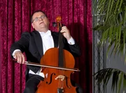 Barbara Grigoleit hat überraschend doch noch adäquaten Ersatz für ihren verhinderten Cellisten gefunden. Doch als Hans-Peter Brenner (Michael Trischan) sich an das Cello setzt, können es einige der Zuschauer nicht fassen.