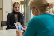 Der Fall, mit dem Danni (Annette Frier, r.) sich besch&auml;ftigen muss, hat es in sich: Joshua, der Sohn von Mandantin Manuela Homburg (Susan Sideropoulos, l.), musste sterben, weil er nicht rechtzeitig mit einem Spenderherz versorgt werden konnte. Frau Homburg bewegt zutiefst, dass das Kind einer anderen Familie offensichtlich bevorzugt behandelt und so die Operation von Joshua verhindert wurde. Mit Dannis Hilfe will sie nun das zust&auml;ndige Krankenhaus verklagen ...
