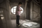 Pit (Ferenc Amberg) entdeckt seltsame Zeichnungen und Pläne auf dem Dachboden des Internats.
