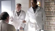 Dr. Robbins (Robert David Hall, li.) and Dr. Raymond Langston (Laurence Fishburne, re.) arbeiten zusammen. Sie wollen herausfinden um welche mysteriöse Krankheit es sich handelt, an der in Las Vegas bereits eine ganze Reihe von Menschen gestorben sind.