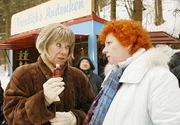 Die Roßhauptnerin (Hansi Jochmann, rechts) wird in spirituellen Dingen von Kommissar Geigers esoterischer Mutter (Ingrid van Bergen) beraten.