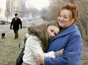 Marie (Marianne S&auml;gebrecht, re.) gewinnt schnell das Vertrauen von Lena (Sina Tkotsch).