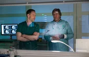 Dr. Ina Schulte (Isabell Gerschke) und Dr. Philipp Brentano (Thomas Koch) haben gerade erfahren, dass Sarah Marquardt und Philipps Frau Arzu mit einer Hochschwangeren im Fahrstuhl stecken geblieben sind.