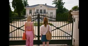 Franzi (Llewellyn Reichman) und Lena (Sarah Bauerett) vor den Toren von Franzis Elternhaus.
