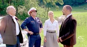 (v.li.): Franz Buchrieser (Peter von Gradenberg), Christian Pogats (Polizist), Eva Herzig (Katharina Lenz), Juergen Maurer (Josef Wagner).