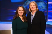 Gr&uuml;nen Politikerin Ricarda Lang (l.) spielt gegen SPD Vorsitzende und Bundesministerin B&auml;rbel Bas im "heute-show extra - Das Quiz".