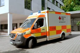 Rettungswagen: Obwohl die Notaufnahmen der Krankenh&auml;user f&uuml;r die Menschen meist der letzte Rettungsanker in der Not sind, machen die Krankenh&auml;user hier oft ein Millionendefizit.