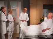 Dr. Kathrin Globisch (Andrea Kathrin Loewig, 2.v.li.) und Dr. Isabel Dahl (Denise Zich, li.) erklären Emil Lerchfeld (Otto Mellies, re.), was es für ihn bedeutet, Urämie zu haben. Die beiden Ärztinnen, Oberschwester Ingrid (Jutta Kammann, mi.) freuen sich trotz dieser Diagnose mit Emil Lerchfeld (Otto Mellies, re.), dass es sich nicht um Alzheimer handelt.