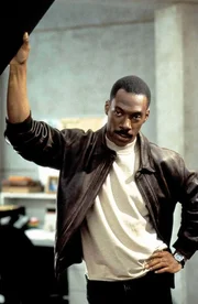 Mit Charme und vielen guten Worten r&uuml;ckt Axel Foley (Eddie Murphy), der Schwadronier-K&uuml;nstler, dem Sicherheitschef De Wald zu Leibe. Und nebenbei macht er sich auch noch an die sch&ouml;ne Vergn&uuml;gungspark-Angestellte Janice ran ...
