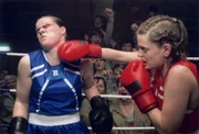 Manu (Constanze Priester) zeigt, was sie bei der Boxweltmeisterin gelernt hat und platziert einen Volltreffer bei ihrer Gegnerin Hilde (Petra Hartung).