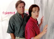 Als Sophie (Marion Mitterhammer) erfährt, dass sich ihr Sohn möglicherweise mit einer tödlichen Krankheit angesteckt hat, ist sie mit den Nerven am Ende. Stefan (Sigmar Solbach) versucht sie zu beruhigen.