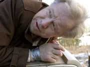 Elise Kellermann hat Van Veeteren (Sven Wollter) in den Kofferraum gesperrt. Elise Kellermann hat Van Veeteren (Sven Wollter) in den Kofferraum gesperrt.