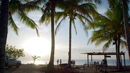 Langustenfischer am Strand von Badu Island: Am Abend wird gegrillt.