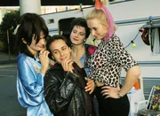 Nach den Ermittlungen flirten die Prostituierten Eva (Franziska Matthus, li.), Angie (Nadja Puls, Mi.) und Caro (Patricia Thielemann) mit dem verlegenen Kommissar Semir Gerkhan (Erdogan Atalay).