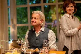 Violas Eltern Holger Helmrich (Dominic Raacke) und Beatrice Helmrich (Victoria Trauttmansdorff) erwarten, dass Linus getauft wird.