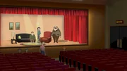 Wer stört denn schon wieder die Theaterproben? Herr Pinter (vor der Bühne) übt mit Fred, Frau Startmann und Herrn Schlüter den Text. Dandy darf auch mitspielen.