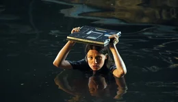 Ob das gutgeht? Eva (Julia Hartmann) mit dem Laptop und den Daten der Schiffsfracht.
