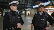 Im Hamburger Hauptbahnhof gehen Lukas (li.) und Jonathan von der Bundespolizei auf Streife Im Hamburger Hauptbahnhof gehen Lukas (li.) und Jonathan von der Bundespolizei auf Streife