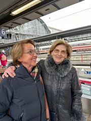 Eva Szepesi (r.) und Eva Umlauf (l.) im November 2024, Frankfurt/Main