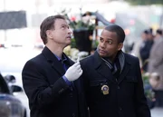 Detective Mac Taylor (Gary Sinise, l.) und Dr. Sheldon Hawkes (Hill Harper) rekonstruieren, dass die junge Frau durch einen Querschläger getötet wurde.