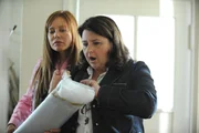 Moni und Trixi rätseln, was es wohl mit dem Paket für Schattenhofer auf sich hat. Von links: Trixi Preissinger (Doreen Dietel) und Monika Vogl (Christine Reimer). Moni und Trixi rätseln, was es wohl mit dem Paket für Schattenhofer auf sich hat. Von links: Trixi Preissinger (Doreen Dietel) und Monika Vogl (Christine Reimer).