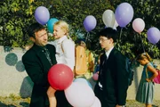 Carlos Opermann holt seine Kinder von der Schule ab. Elisabeth und Wolfgang sollten auf die Hochzeit von Hedwig Sonnleitner und Felix Ebinger kommen. Carlos möchte mit den beiden angeblich ein Geschenk für Julia – allerdings im nahen Ausland – besorgen fahren (v.li.: Michele Oliveri, Paula Polak, Philipp Fleischmann).