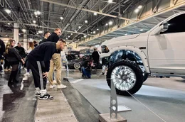 Autos in Deutschland werden immer gr&ouml;&szlig;er. Ein Besucher der &bdquo;Essen Motor Show&ldquo; begutachtet ein besonders massiges Fahrzeugmodell.