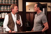 Gregor (Holger Matthias Wilhelm, links) rezählt Mike (Harry Blank, rechts) im Brunnerwirt, dass Vera und er ihrer Beziehung nochmal eine Chance geben.