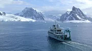 Am Heck tr&auml;gt die "Alucia" den Bordkran, "Lander" genannt, mit dem die Tauchboote zu Wasser gelassen werden.