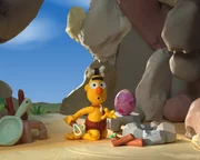 Bert möchte das riesengroße Ei am liebsten gleich in die Pfanne hauen.