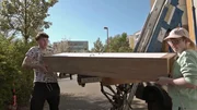 Jasmin und Maik müssen ihre Wohnung im fünften Stock ohne Aufzug leerräumen.