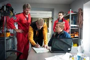 Die Bergretter Michael (Robert Lohr, l.), Andreas (Martin Gruber, 2.v.l.), Tobias (Markus Brandl, hinten) und Toni (Martin Klempnow, r.) versuchen unter größtem Zeitdruck den Bereich einzugrenzen, in dem sie nach der vermissten Laura suchen müssen.
