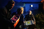 "Soko Kitzbühel", "Steinschlag." Klaus Windisch, ein prominenter Bergsteiger, wird beim Klettern mit seiner Freundin Martina von einer Steinlawine erschlagen. Rasch steht fest: Es war kein Unfall sondern Mord. Klaus Windisch hatte mit seinem Bruder Dieter und anderen Kameraden ein paar der höchsten Berge der Welt bestiegen und eine Alpin- und Kletterschule betrieben. Bei einer Extrem-Tour in Alaska war es zu einer Katastrophe gekommen, bei der der Sohn des Senners Hias ums Leben gekommen war und Dieter Windisch den rechten Arm verloren hatte. Aber nicht nur der Hias, der jetzt eine Alm betreibt, die die Gräfin Schönberg von ihrer Tante geerbt hat, wird als Mörder verdächtigt, sondern vor allem auch der Alpin-Gendarm Peter Freimüller. Im Bild (v.li.): Heinz Marecek (Hannes Kofler), Andrea L'Arronge (Gräfin Schönberg), Peter Mitterrutzner (Hias Krassnig). "Soko Kitzbühel", "Steinschlag." Klaus Windisch, ein prominenter Bergsteiger, wird beim Klettern mit seiner Freundin Martina von einer Steinlawine erschlagen. Rasch steht fest: Es war kein Unfall sondern Mord. Klaus Windisch hatte mit seinem Bruder Dieter und anderen Kameraden ein paar der höchsten Berge der Welt bestiegen und eine Alpin- und Kletterschule betrieben. Bei einer Extrem-Tour in Alaska war es zu einer Katastrophe gekommen, bei der der Sohn des Senners Hias ums Leben gekommen war und Dieter Windisch den rechten Arm verloren hatte. Aber nicht nur der Hias, der jetzt eine Alm betreibt, die die Gräfin Schönberg von ihrer Tante geerbt hat, wird als Mörder verdächtigt, sondern vor allem auch der Alpin-Gendarm Peter Freimüller. Im Bild (v.li.): Heinz Marecek (Hannes Kofler), Andrea L'Arronge (Gräfin Schönberg), Peter Mitterrutzner (Hias Krassnig).