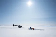 Unter dem Vatnaj&ouml;kull Gletscher schlummert ein Vulkan. Zusammen mit dem Geologen Tom Winder gr&auml;bt Wotan Wilke M&ouml;hring tief ins Eis, um ein Messger&auml;t zu bergen, das Auskunft &uuml;ber die drohende Gefahr geben kann.