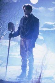 Sheriff Gus Gilbert (Clancy Brown) wird von Jeff beauftragt, seine tote Mutter zu exhumieren und sie ebenfalls auf dem Tierfriedhof zu beerdigen. . Friedhof der Kuscheltiere II