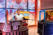 Woozle und Simón moderieren heute lieber getrennt über das Thema "Brücken". Während Simóns neuer Moderationstisch ordentlich und aufgeräumt ist, geht es bei Woozle gewohnt chaotisch zu. Woozle und Simón moderieren heute lieber getrennt über das Thema "Brücken". Während Simóns neuer Moderationstisch ordentlich und aufgeräumt ist, geht es bei Woozle gewohnt chaotisch zu.