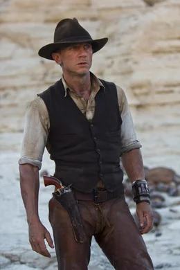 Als Jake Lonergan (Daniel Craig) mitten in der W&uuml;ste Arizonas aufwacht, hat der Cowboy sein gesamtes Erinnerungsverm&ouml;gen verloren. Erst nach und nach kehrt die Vergangenheit wieder zur&uuml;ck - mit schmerzlichen Folgen ...