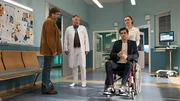 Dr. Ina Schulte (Isabell Gerschke) und Dr. Philipp Brentano (Thomas Koch) haben gerade erfahren, dass Sarah Marquardt und Philipps Frau Arzu mit einer Hochschwangeren im Fahrstuhl stecken geblieben sind.