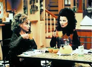 Fran (Fran Drescher, re.) erzählt ihrer Freundin Val (Rachel Chagall), dass ihr Psychologe herausgefunden hat, dass sie eine Affinität zu zurückweisenden Männern hat. Wer könnte damit wohl gemeint sein?