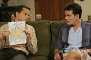 Völlig entsetzt zeigt Alan (Jon Cryer, l.) seinem Bruder Charlie (Charlie Sheen, r.) warum Jake von der Schule suspendiert wurde ... Völlig entsetzt zeigt Alan (Jon Cryer, l.) seinem Bruder Charlie (Charlie Sheen, r.) warum Jake von der Schule suspendiert wurde ...