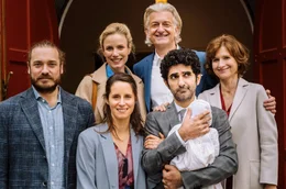 ONE FAMILIE IST EIN FEST - TAUFALARM, am Donnerstag (11.06.26) um 20:15 Uhr. Kaum ist der kleine Linus auf der Welt, sieht sich das deutsch-iranische Rheinl&auml;nderpaar Viola (Amelie Kiefer, vorne ) und Faraz (Reza Brojerdi, vorne re.) mit kulturellen Unterschieden konfrontiert - Taufe oder Beschneidung! Hinten: Max (Denis Schmidt), Frederike Helmrich (Isabel Thierauch), Holger Helmrich (Dominic Raacke) und Beatrice Helmrich (Victoria Trauttmansdorff).