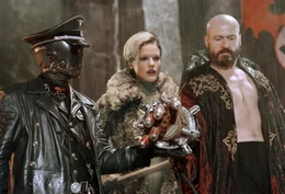 Premiere: "Hellboy". Im Bild: Biddy Hodson (Ilsa, mi.), Karl Roden (Grigori Rasputin, re.). SENDUNG: ORF1, SO, 22.04.2007, 20:15 UHR. - Veroeffentlichung fuer Pressezwecke honorarfrei ausschliesslich im Zusammenhang mit oben genannter Sendung des ORF bei Urhebernennung. Foto:ORF/Sony Pictures. Andere Verwendung honorarpflichtig und nur nach schriftlicher Genehmigung der Abteilung ORF/GOEK-Photographie. Copyright:ORF-PHOTOGRAPHIE, Wuerzburggasse 30, A-1136 Wien, Tel. +43-(0)1-87878-14383. Hellboy ist ein teuflischer D&auml;mon, der in den H&auml;nden des FBI vom nationalsozialistischen Monsterbaby zu einem gutherzigen Riesen herangewachsen ist. Von einer strategischen Schaltstelle aus, f&uuml;hrt er nun gemeinsam mit einer Reihe anderer paranormaler Wesen einen erbitterten Kampf gegen das B&ouml;se. Als offensichtlich wird, dass sein Sch&ouml;pfer, der &uuml;berm&auml;chtige Magier Rasputin, auf die Erde zur&uuml;ckgekehrt ist, nimmt der Kampf f&uuml;r Hellboy eine neue Dimension an.