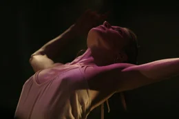Sara (Izabella Miko)
